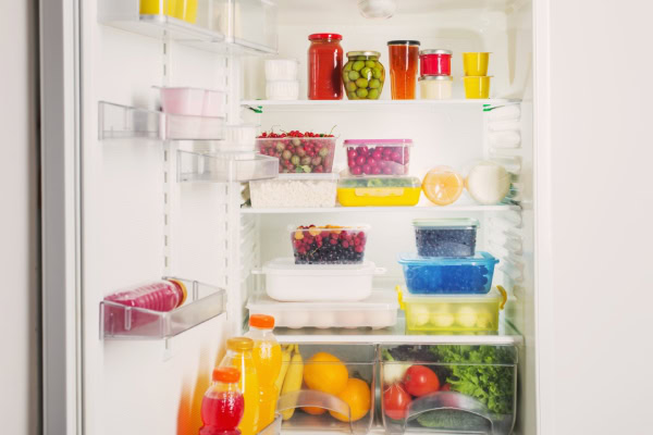 Como organizar a geladeira? Confira dicas para otimizar o seu espaço 5 Geladeira aberta.