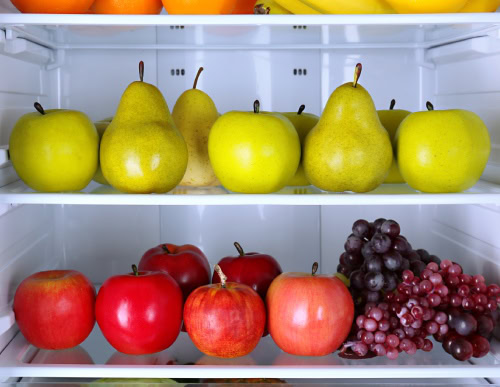 Frutas organizadas na geladeira.