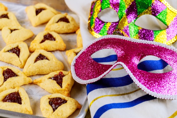 Receitas para o carnaval: ideias para fazer em casa 6 Biscoitos de goiaba ao lado de máscaras de Carnaval.