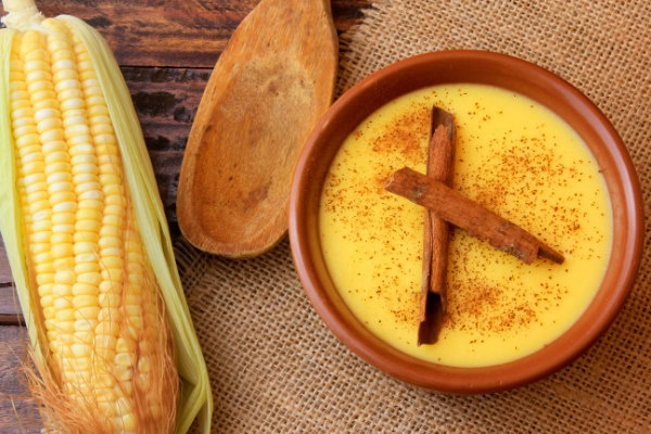 Canjica nordestina: tradição e sabor das festas juninas 7 Canjica com dois pedaços de canela em cima.