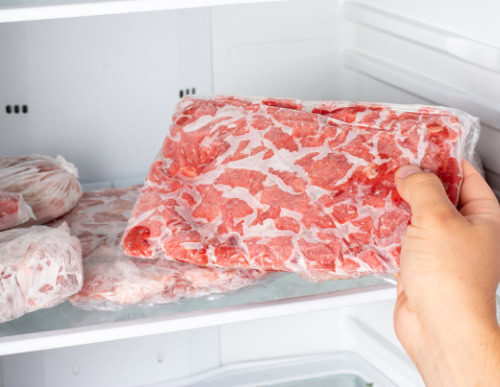 Como armazenar carne na geladeira? 6 dicas para manter a qualidade do alimento 1 Pacote de carne á vacuo no congelador.