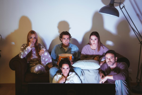 TV ou projetor: qual é a melhor escolha para o entretenimento? 10 Grupo de amigos assistindo TV.