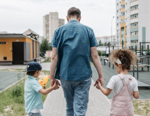 Almoço do Dia dos Pais: como preparar pratos especiais nessa data 1 Pai caminhando com filha e filho em estacionamento.