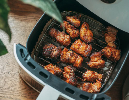 Airfryer ou forno elétrico: qual escolher para sua casa? 1 Frango feito na air fryer.