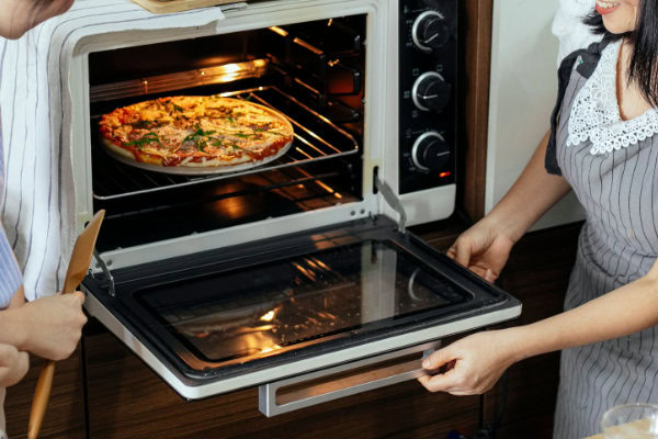 Airfryer ou forno elétrico: qual escolher para sua casa? 8 Pizza assada no forno elétrico.