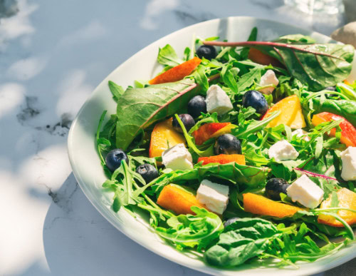 Por que saladas refrescantes são perfeitas para o verão 1 Prato com salada.