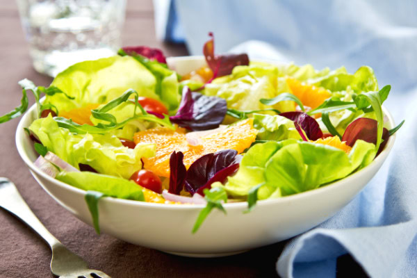 Por que saladas refrescantes são perfeitas para o verão 5 Prato com salada.