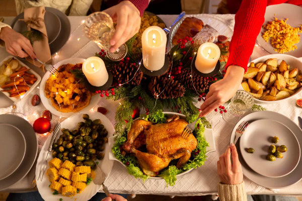 Ceia de Natal simples: preparação, receitas e dicas para sua festa 5 Mesa de ceia de Natal com frango e legumes.