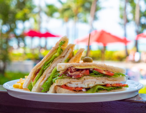 O que levar para comer na praia: ideias práticas e econômicas 1 Sanduíche cortado ao meio.